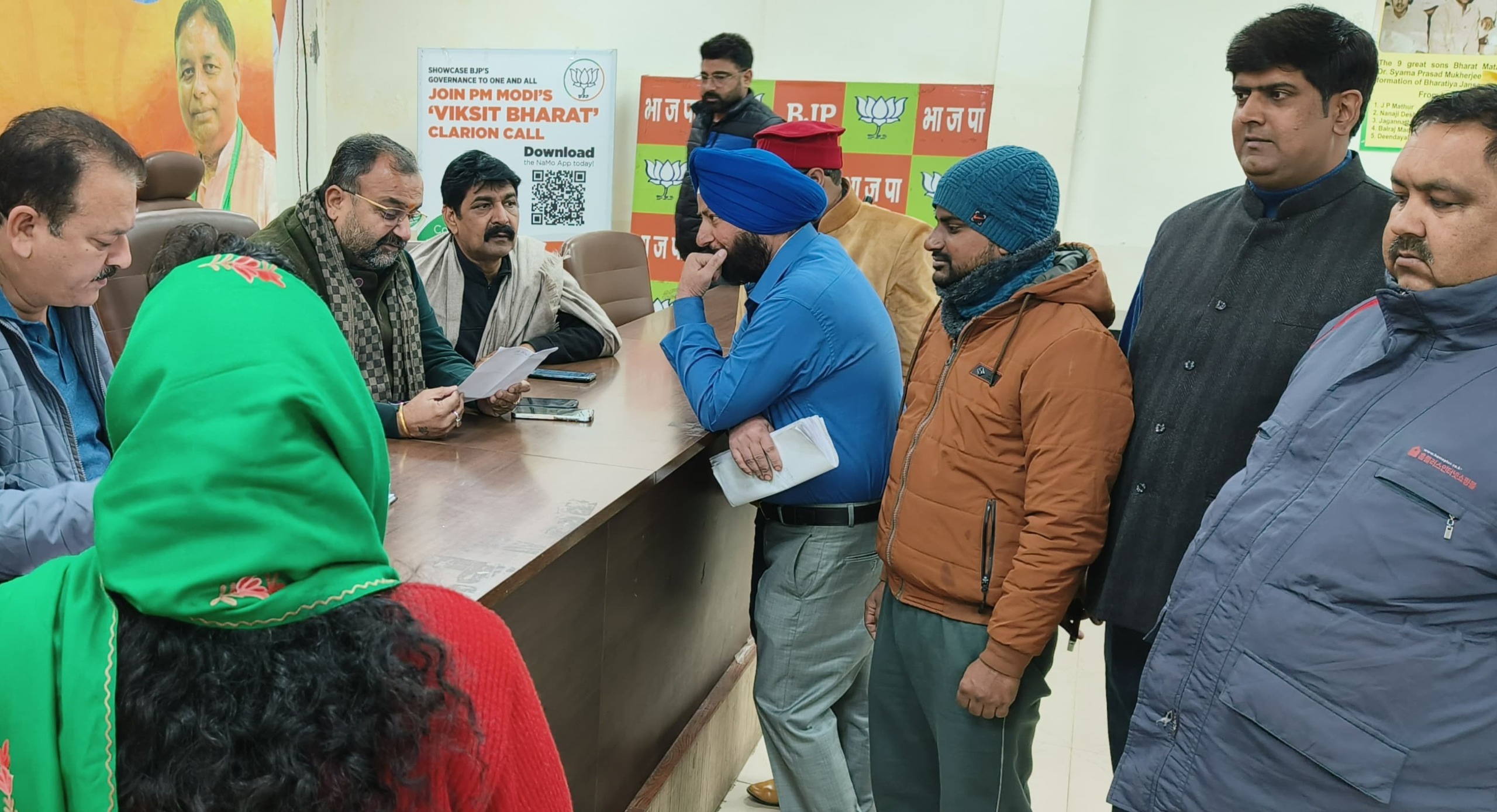 विक्रम रंधावा ने बीजेपी मुख्यालय में लगाया जनता दरबार विक्रम रंधावा ने बीजेपी मुख्यालय में लगाया जनता दरबार