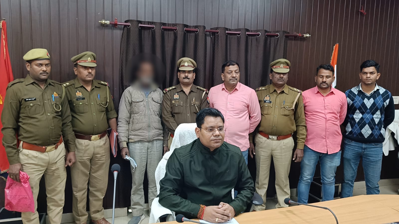 दोहरे हत्याकांड का खुलासा करते पुलिस अधीक्षक धवल जायसवाल