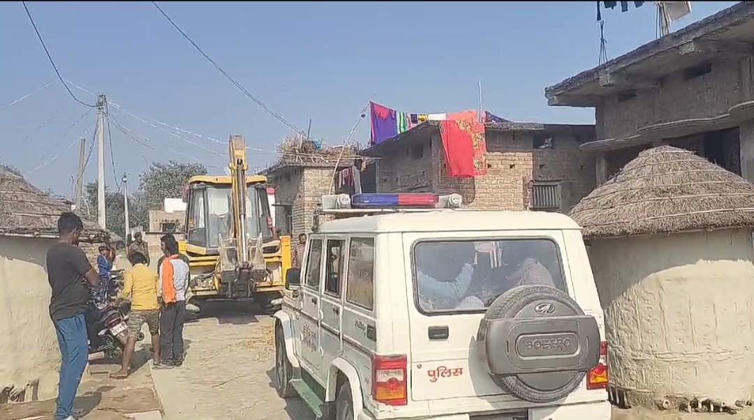 कुर्की अभियान में जुटी पुलिस कुर्की अभियान में जुटी पुलिस
