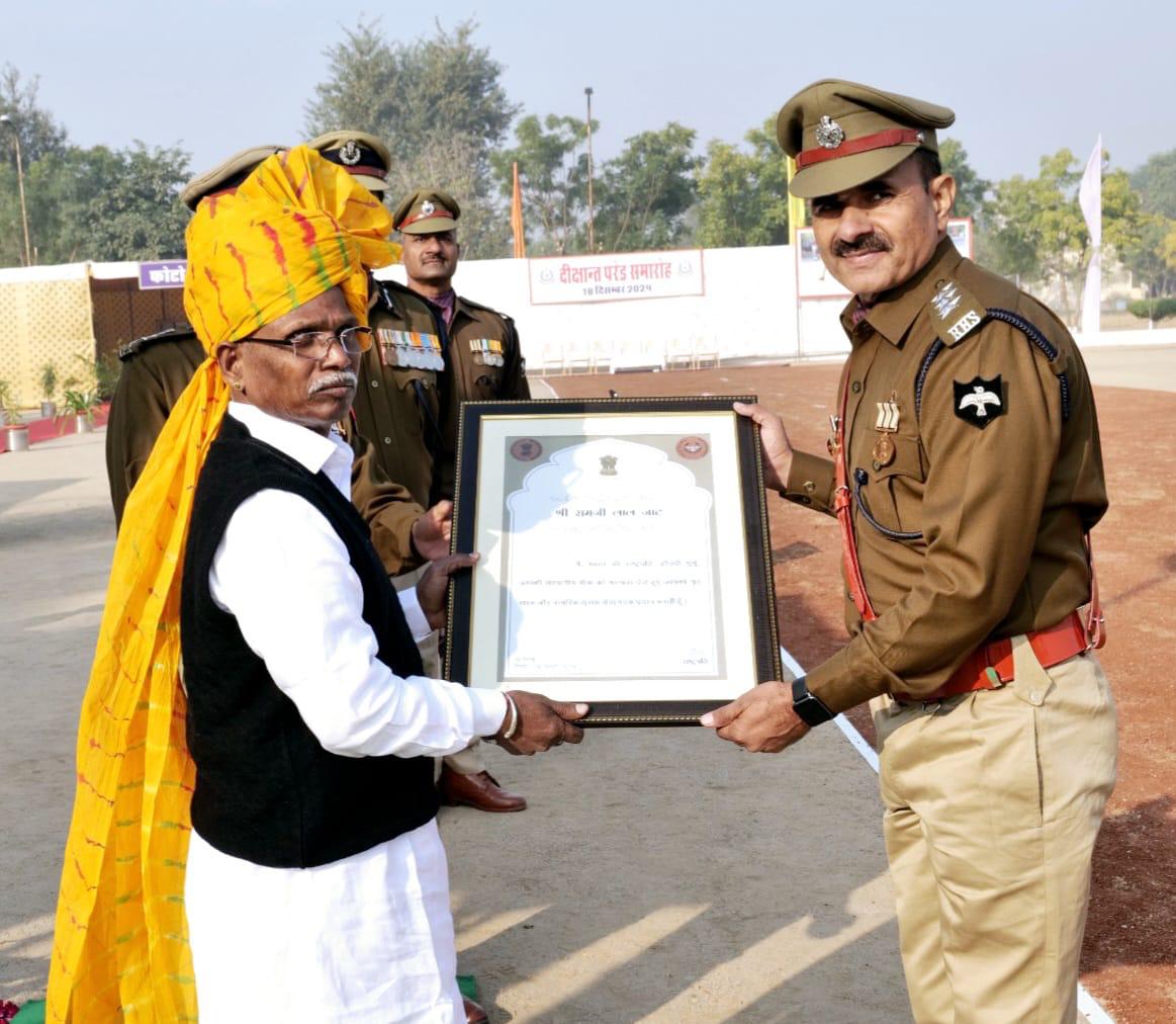सम्मानित करते अतिथि। सम्मानित करते अतिथि।