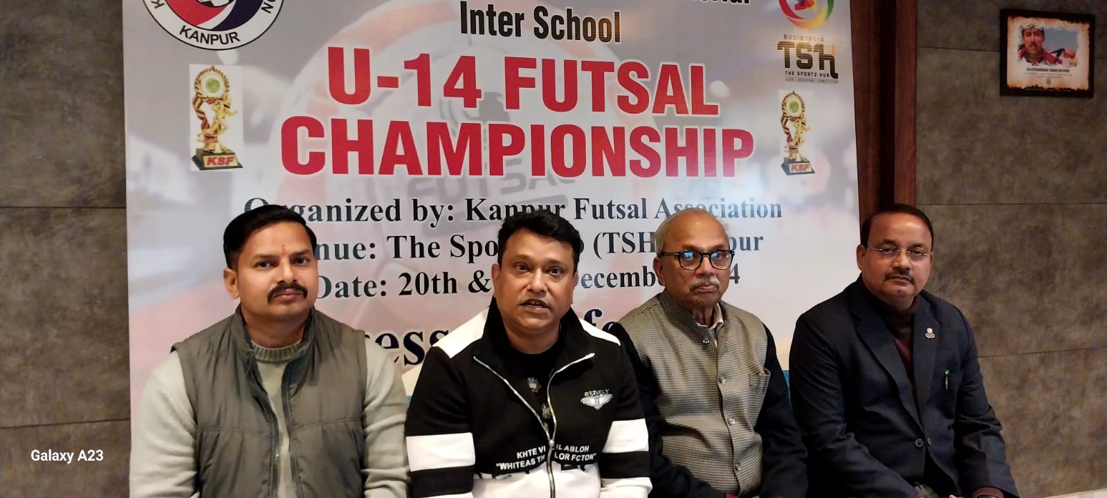 फुटसल चौंपियनशिप की जानकारी देते हुए समिति के सदस्य फुटसल चौंपियनशिप की जानकारी देते हुए समिति के सदस्य