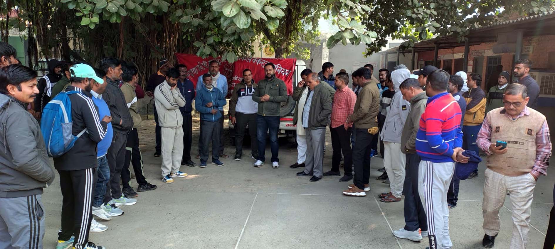 गेट मीटिंग को संबोधित करते यूनियन पदाधिकारी। गेट मीटिंग को संबोधित करते यूनियन पदाधिकारी।