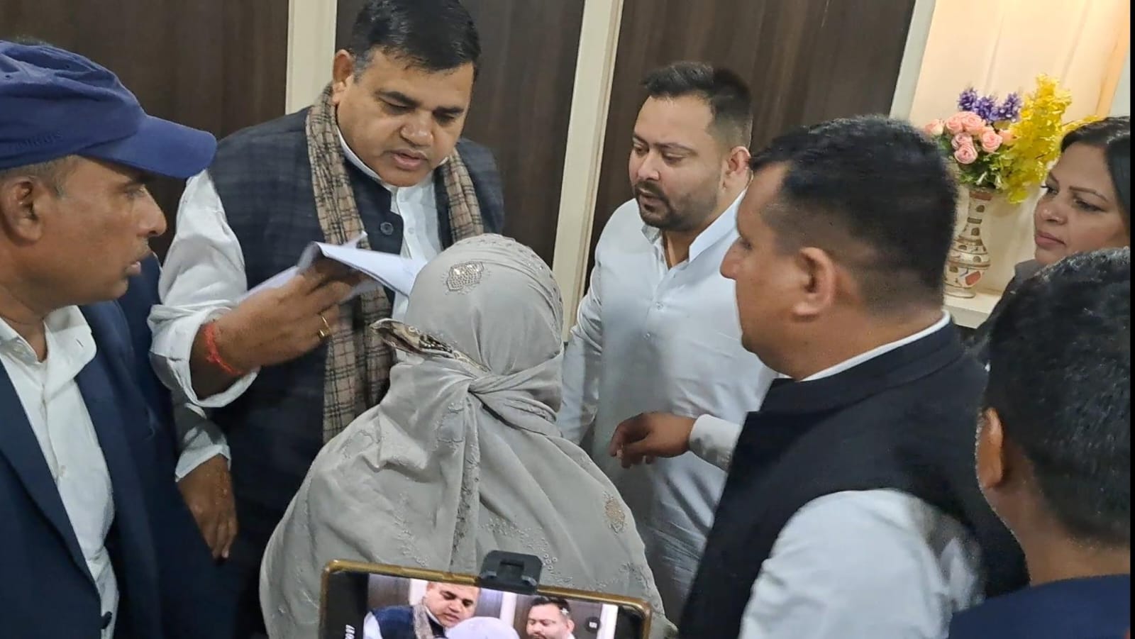अररिया फोटो:तेजस्वी प्रसाद को आवेदन सौंपते पीड़ित परिवार के सदस्य अररिया फोटो:तेजस्वी प्रसाद को आवेदन सौंपते पीड़ित परिवार के सदस्य