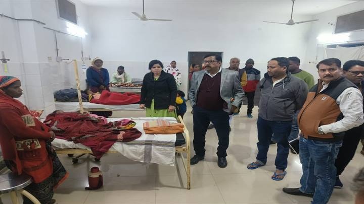 रतनजोत के बीज खाने से बीमार हुए बच्चों की हालचाल जानने पहुंचे अधिकारी रतनजोत के बीज खाने से बीमार हुए बच्चों की हालचाल जानने पहुंचे अधिकारी