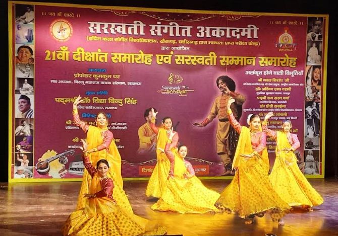 सांस्कृतिक कार्यक्रम प्रस्तुत करते बच्चे सांस्कृतिक कार्यक्रम प्रस्तुत करते बच्चे