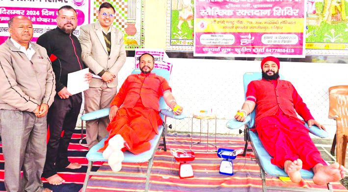रक्तदान करते हुए रक्तदान करते हुए