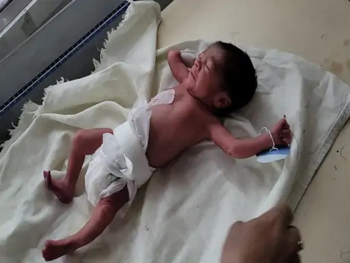 जनाना अस्पताल के पालना गृह में छाेड़ी गई नवजात। जनाना अस्पताल के पालना गृह में छाेड़ी गई नवजात।