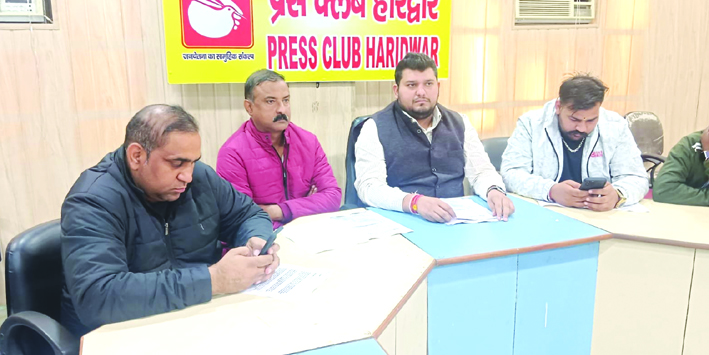 पत्रकारों से वार्ता करते हुए पत्रकारों से वार्ता करते हुए