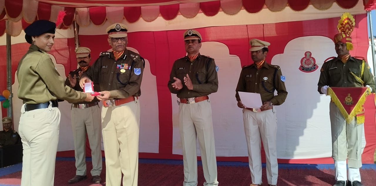 स्थापना दिवस पर प्रशस्ति पत्र देते डीआईजी स्थापना दिवस पर प्रशस्ति पत्र देते डीआईजी