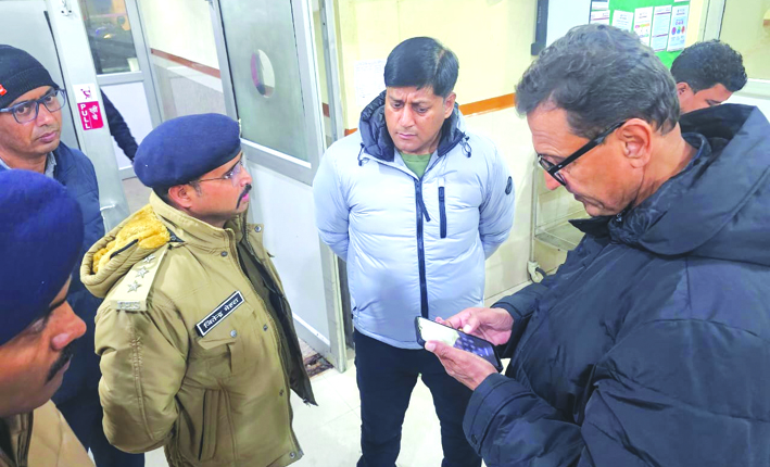 अस्पताल में एसएसपी व अन्य अधिकारी अस्पताल में एसएसपी व अन्य अधिकारी