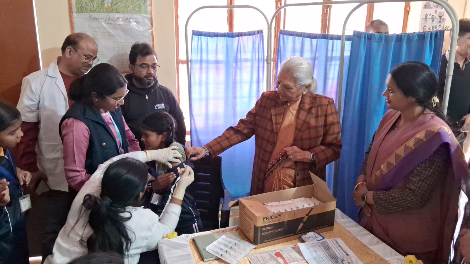 किशोरियों को टीकाकरण के लिए प्रोत्साहित करती राज्यपाल: फोटो बच्चा गुप्ता किशोरियों को टीकाकरण के लिए प्रोत्साहित करती राज्यपाल: फोटो बच्चा गुप्ता