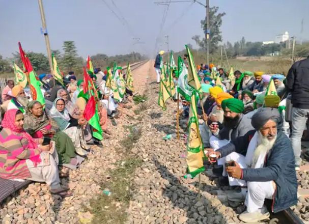 पंजाब में रेलवे ट्रैक पर बैठकर विराेध जता रहे किसान पंजाब में रेलवे ट्रैक पर बैठकर विराेध जता रहे किसान