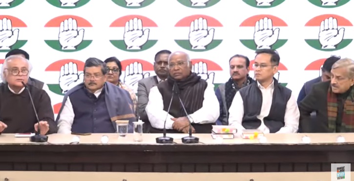 अखिल भारतीय कांग्रेस कमेटी मुख्यालय में प्रेस कान्फ्रेस को सम्बोधित करते कांग्रेस प्रमुख मल्लिकार्जुन खरगे। साथ में हैं अन्य कांग्रेस नेता अखिल भारतीय कांग्रेस कमेटी मुख्यालय में प्रेस कान्फ्रेस को सम्बोधित करते कांग्रेस प्रमुख मल्लिकार्जुन खरगे। साथ में हैं अन्य कांग्रेस नेता