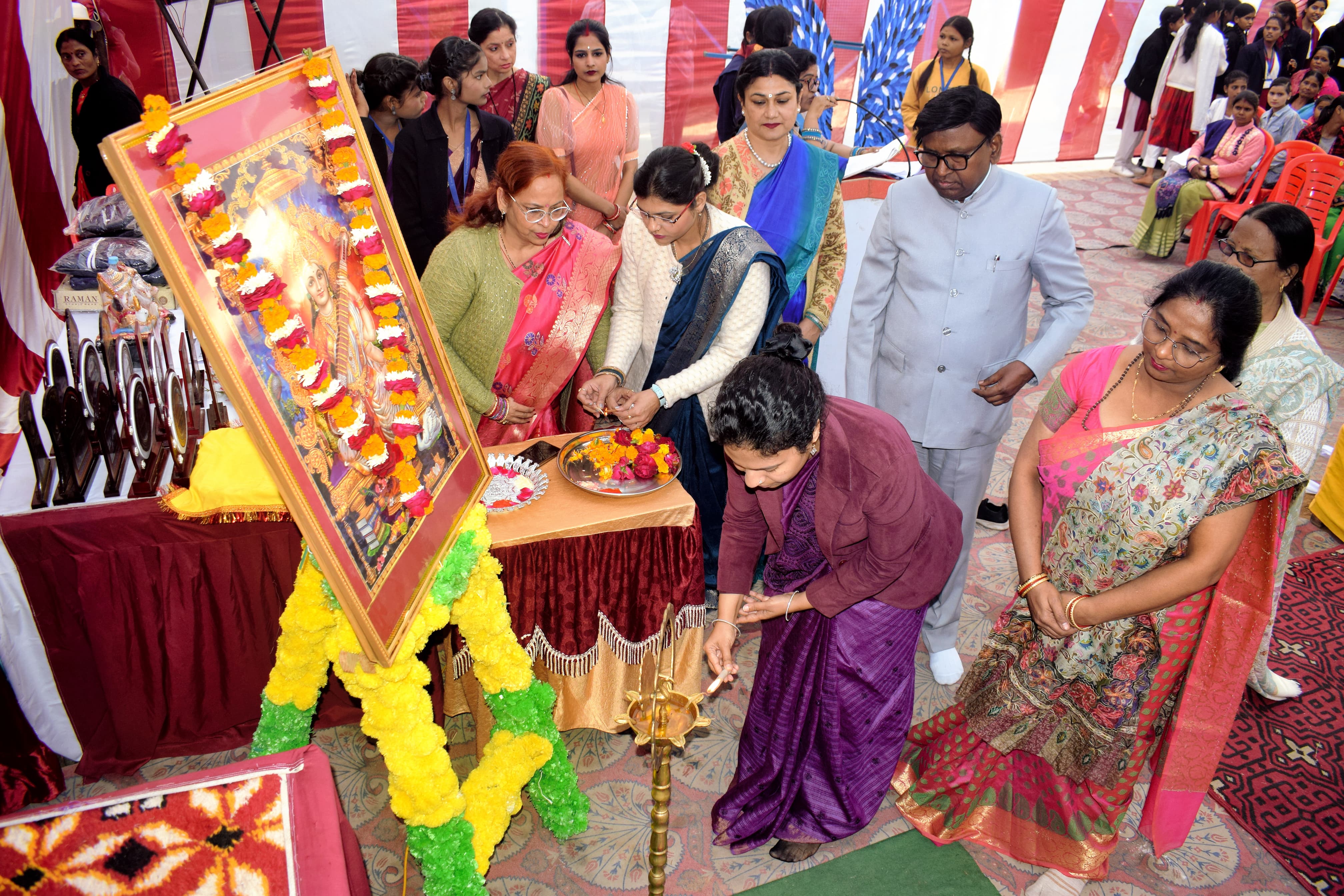कार्यक्रम का शुभारंभ करती डीम दुर्गा शक्ति नागपाल कार्यक्रम का शुभारंभ करती डीम दुर्गा शक्ति नागपाल