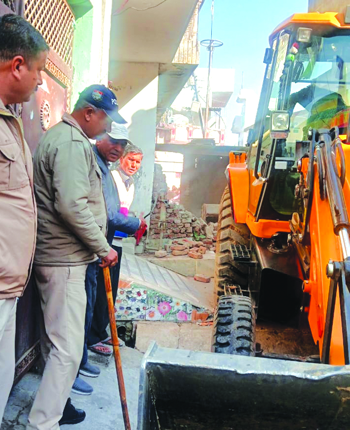 अतिक्रमण हटवाते अधिकारी अतिक्रमण हटवाते अधिकारी