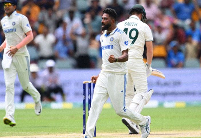 स्मिथ को आउट करने के बाद जश्न मनाते सिराज और गिल स्मिथ को आउट करने के बाद जश्न मनाते सिराज और गिल
