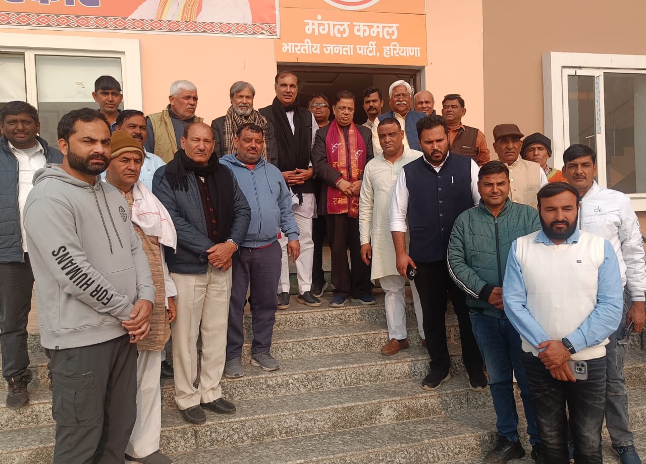 फोटो कैप्शनः 18 आरटीकेः 4 मंगल कमल में कार्यकर्ताओं की वर्चुअल बैठक के बाद कार्यकर्ता। ----------