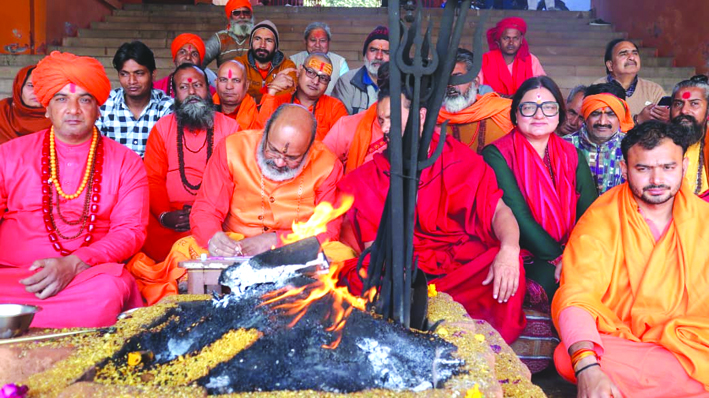 खून से पत्र लिखते यति नरसिंहानंद गिरि खून से पत्र लिखते यति नरसिंहानंद गिरि