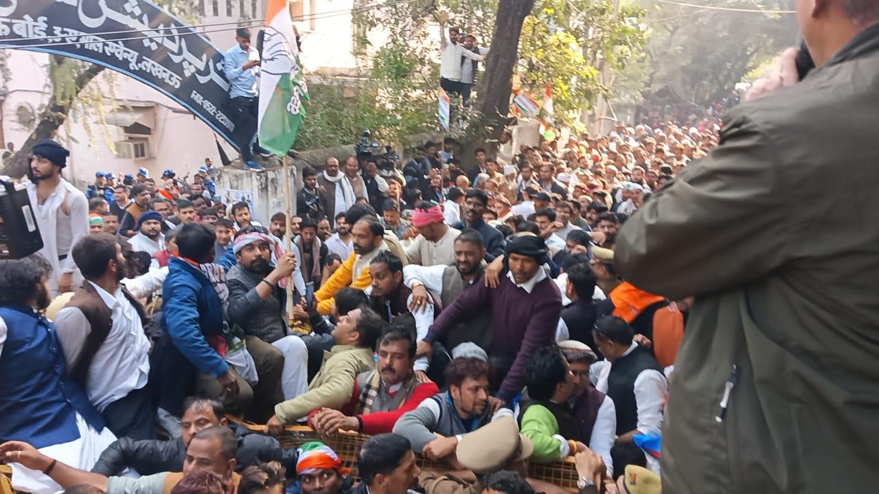 घेराव करने निकले कांग्रेसी घेराव करने निकले कांग्रेसी