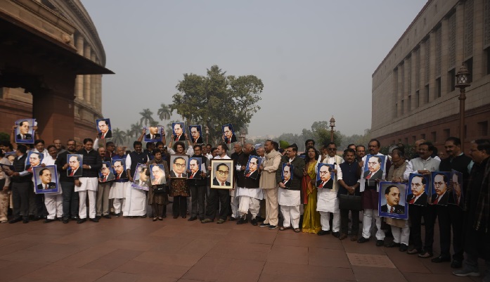 आंबेडकर मुद्दे पर संसद भवन में कांग्रेस और अन्य विपक्षी सांसदों का प्रदर्शन आंबेडकर मुद्दे पर संसद भवन में कांग्रेस और अन्य विपक्षी सांसदों का प्रदर्शन