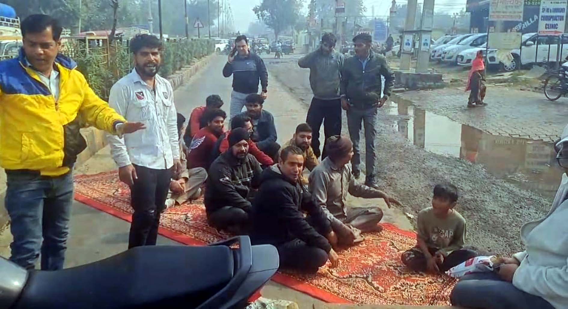 जाम लगाकर धरने पर बैठे लाेग। जाम लगाकर धरने पर बैठे लाेग।