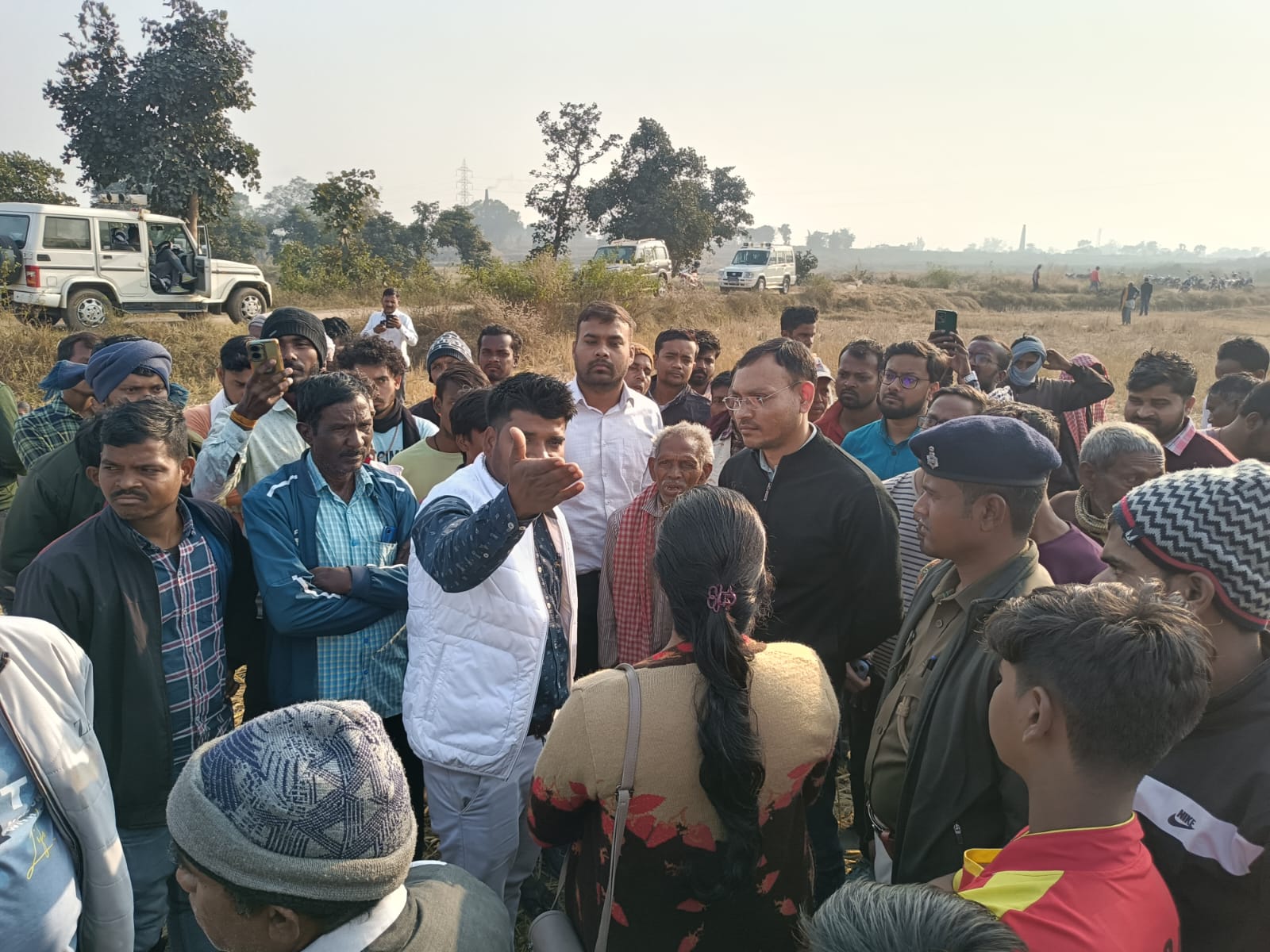 ग्रामीणों से बात करते अंचल अधिकारी सुदीप एक्का ग्रामीणों से बात करते अंचल अधिकारी सुदीप एक्का