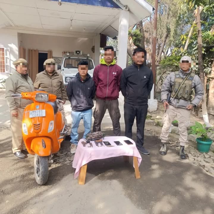 मणिपुर में गिरफ्तार किए गए केसीपी(एमएफएल) के तीन कैडरों की तस्वीर। मणिपुर में गिरफ्तार किए गए केसीपी(एमएफएल) के तीन कैडरों की तस्वीर।