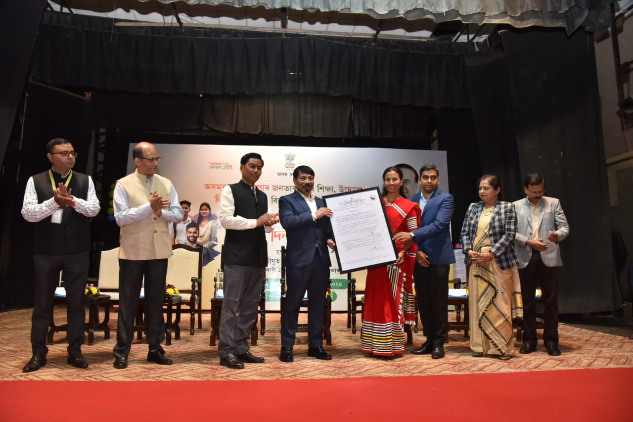 असम सरकार के शिक्षा, उद्योग, वित्त और राजस्व विभाग की योजनाओं के तहत विकास के 12 दिन अभियान के हिस्से के रूप में आज कामरूप (मेट्रो) जिले के पात्र हितग्राहियों को विभिन्न प्रमाण पत्र और सहायता प्रदान का दृश्य। असम सरकार के शिक्षा, उद्योग, वित्त और राजस्व विभाग की योजनाओं के तहत विकास के 12 दिन अभियान के हिस्से के रूप में आज कामरूप (मेट्रो) जिले के पात्र हितग्राहियों को विभिन्न प्रमाण पत्र और सहायता प्रदान का दृश्य।
