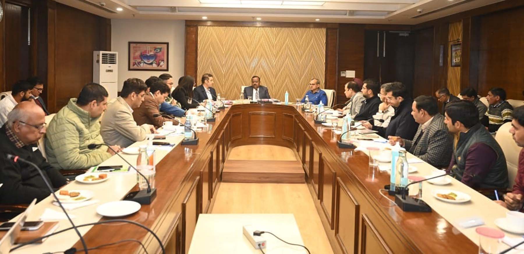 फोटो नंबर-03: गुरुग्राम में नगर निगम चुनाव के संबंध में बैठक लेते हरियाणा के सूचना आयुक्त धनपत सिंह। फोटो नंबर-03: गुरुग्राम में नगर निगम चुनाव के संबंध में बैठक लेते हरियाणा के सूचना आयुक्त धनपत सिंह।