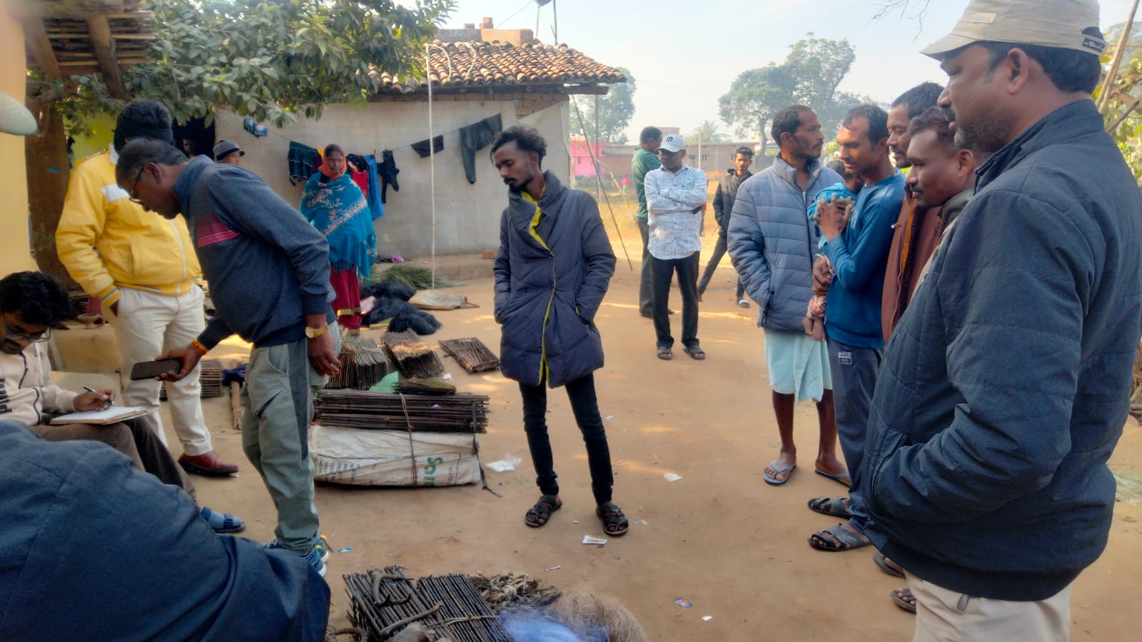 कार्रवाई करती वन विभाग की टीम।