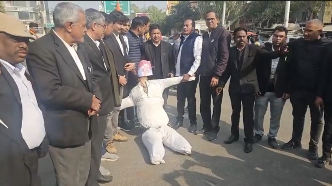 अजमेर में गृहमंत्री अमित शाह का कांग्रेस विधि प्रकोष्ठ ने जलाया पुतला अजमेर में गृहमंत्री अमित शाह का कांग्रेस विधि प्रकोष्ठ ने जलाया पुतला