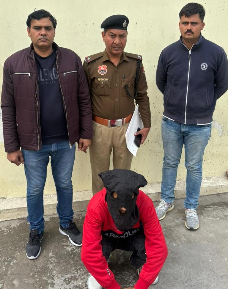 सिक्योरिटी गार्ड को बंधक बनाने वाला पुलिस की गिरफ्त में सिक्योरिटी गार्ड को बंधक बनाने वाला पुलिस की गिरफ्त में