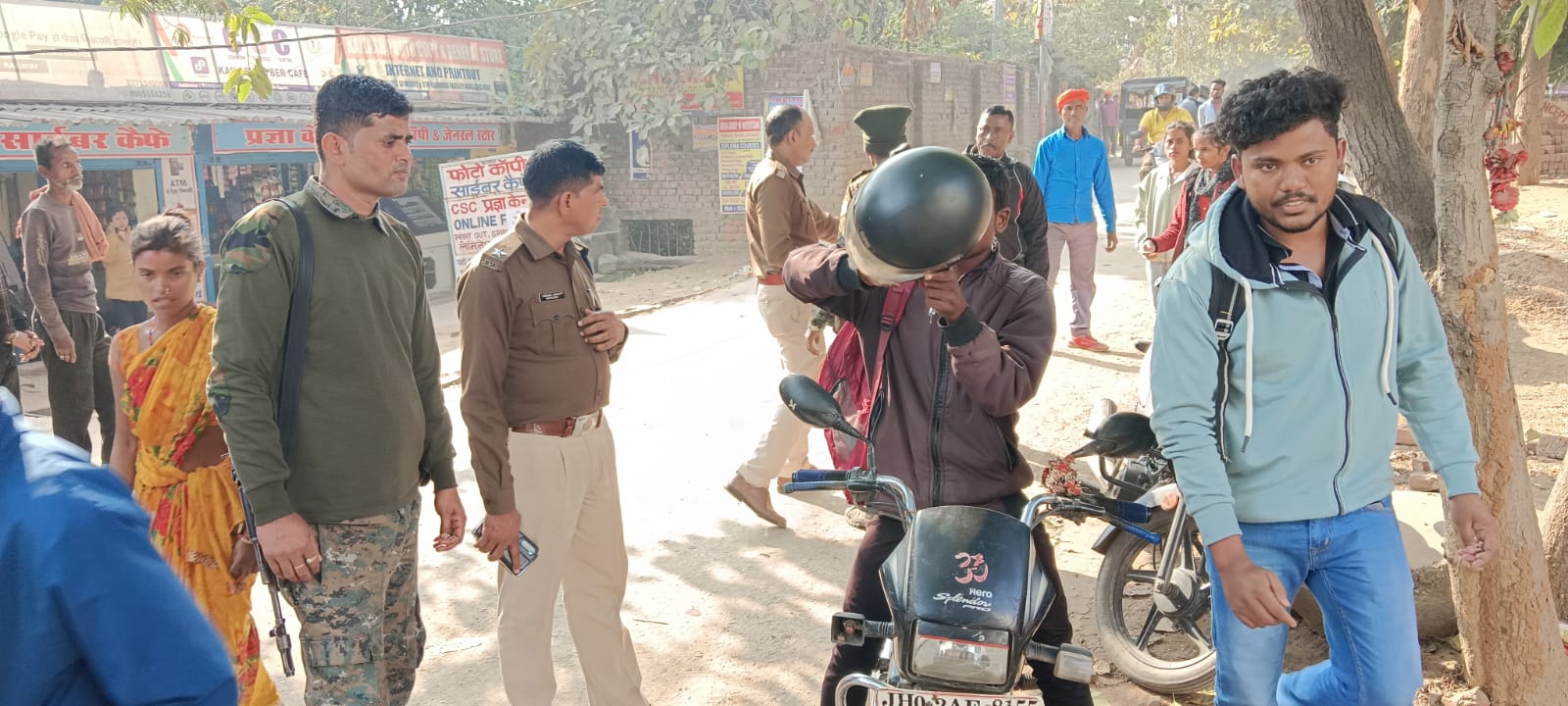 मनचलों पर कार्रवाई करते पुलिस अधिकारी