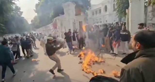 कांग्रेस के प्रदेश कार्यालय के बाहर पुतला बुझाता पुलिसकरमी् कांग्रेस के प्रदेश कार्यालय के बाहर पुतला बुझाता पुलिसकरमी्