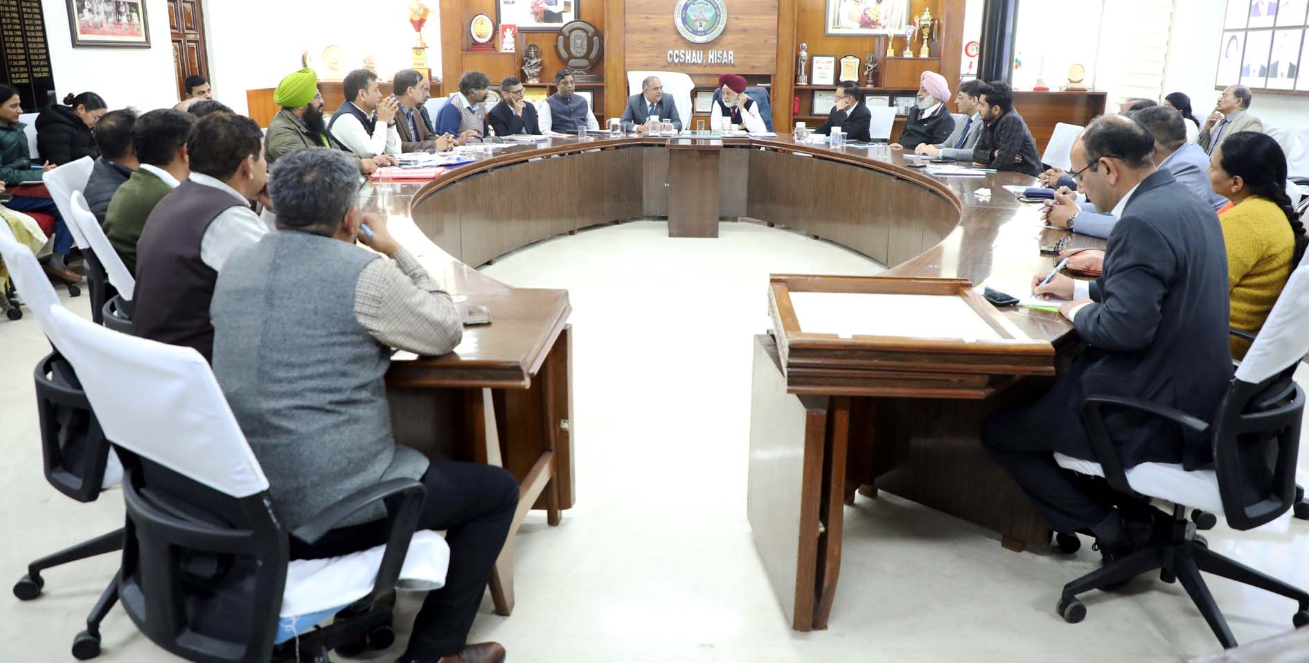 उच्चस्तरीय समिति की बैठक को संबोधित करते हुए विश्वविद्यालय के कुलपति प्रो. बीआर कम्बोज व अन्य। उच्चस्तरीय समिति की बैठक को संबोधित करते हुए विश्वविद्यालय के कुलपति प्रो. बीआर कम्बोज व अन्य।