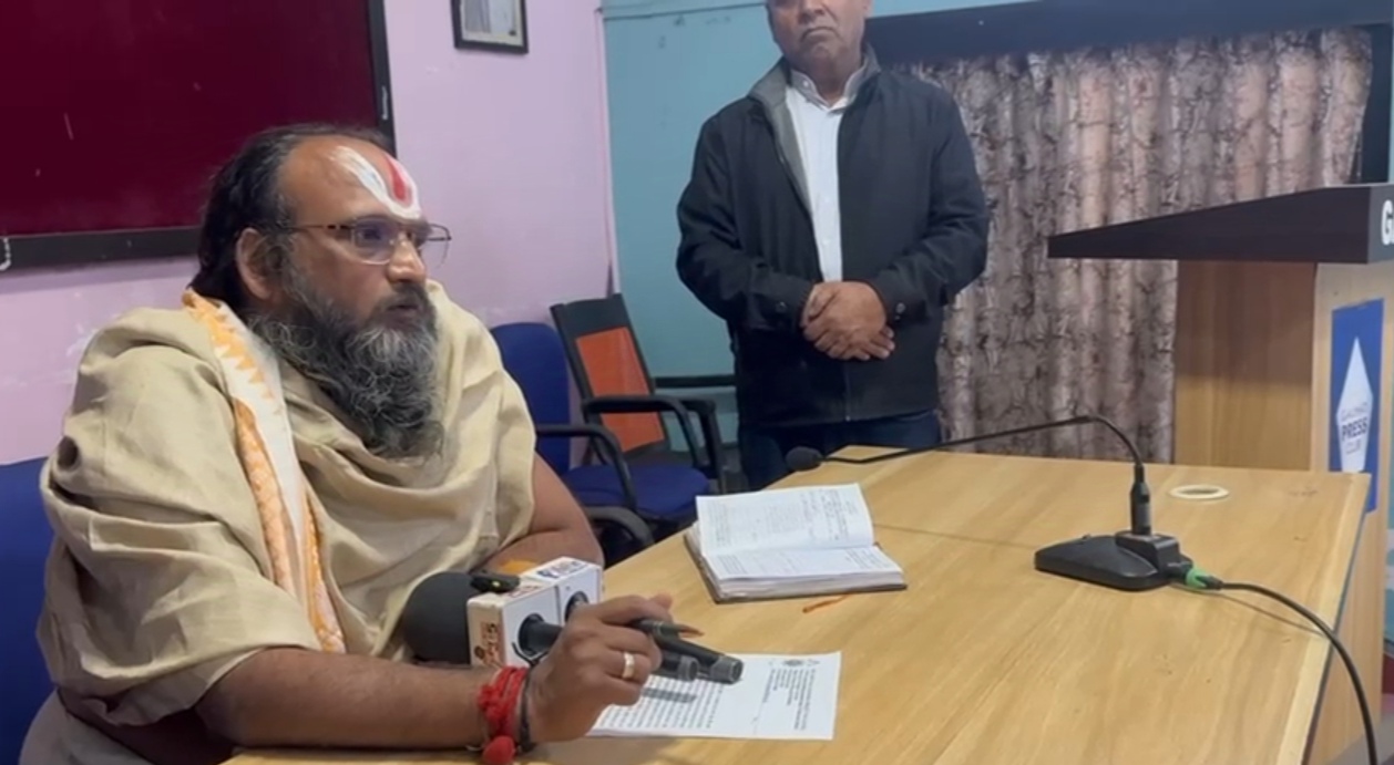 गुवाहाटी प्रेस क्लब में गुरुवार को महाकुंभ के आयोजन से संबंधित संवाददाता सम्मेलन को संबोधित करते हुए विश्व हिंदू परिषद के नेता। गुवाहाटी प्रेस क्लब में गुरुवार को महाकुंभ के आयोजन से संबंधित संवाददाता सम्मेलन को संबोधित करते हुए विश्व हिंदू परिषद के नेता।