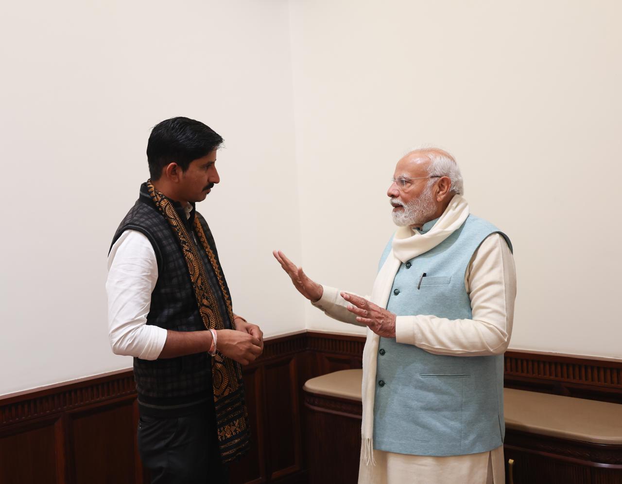 प्रधानमंत्री नरेंद्र मोदी से चर्चा करते हुए सांसद राजकुमार प्रधानमंत्री नरेंद्र मोदी से चर्चा करते हुए सांसद राजकुमार