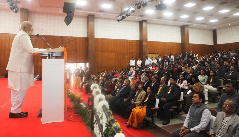 सम्मेलन को संबोधित करते हुए राज्यपाल मंगुभाई पटेल सम्मेलन को संबोधित करते हुए राज्यपाल मंगुभाई पटेल