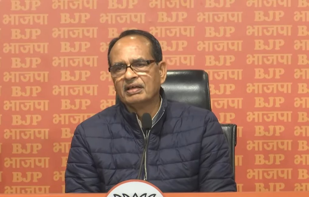 भाजपा नेता शिवराज सिंह चौहान पत्रकार वार्ता करते हुए