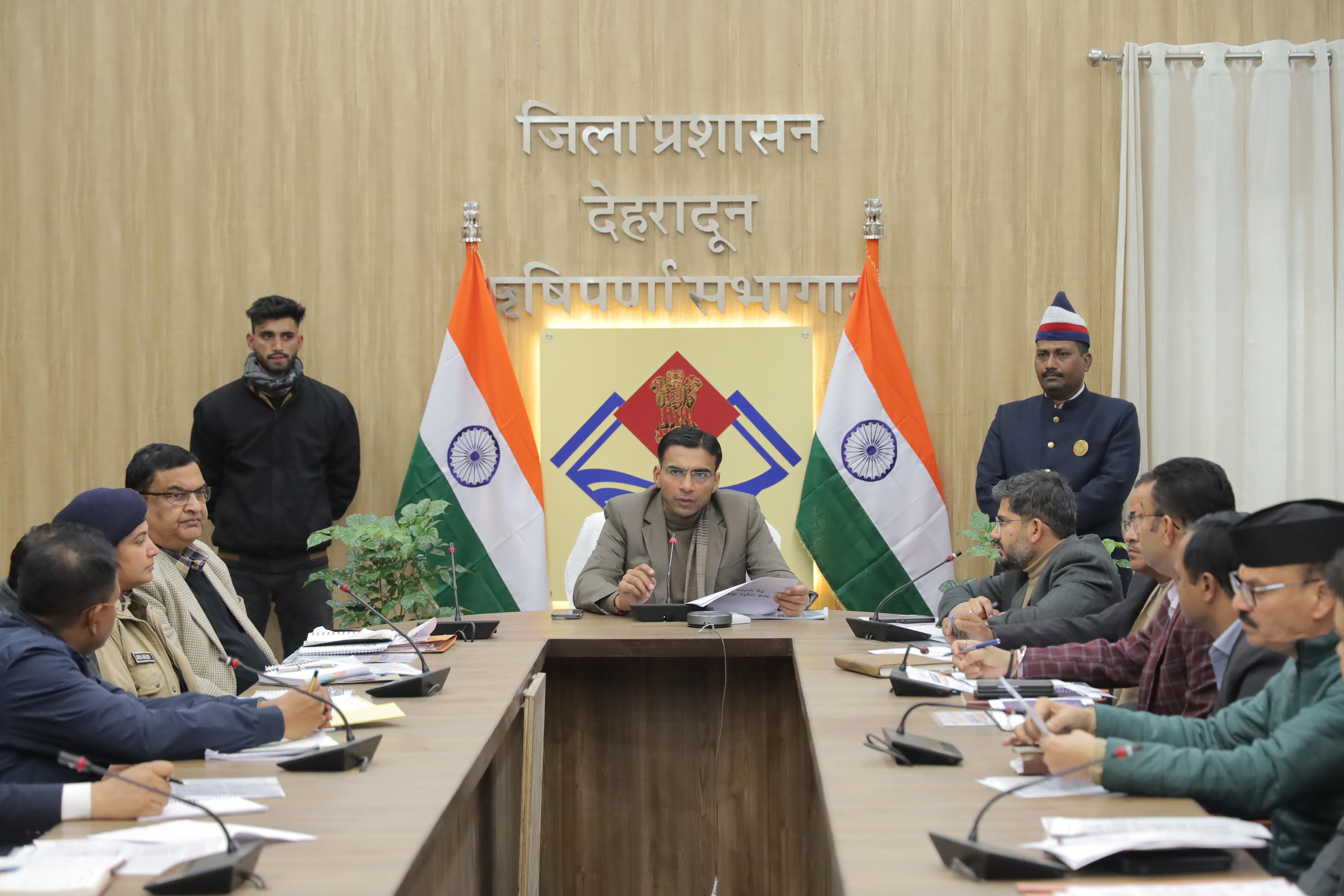 बैठक करते जिलाधिकारी सविन बंसल। बैठक करते जिलाधिकारी सविन बंसल।