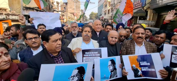 प्रदेश कांग्रेस ने गृह मंत्री अमित शाह के इस्तीफे की मांग को लेकर विरोध मार्च निकाला प्रदेश कांग्रेस ने गृह मंत्री अमित शाह के इस्तीफे की मांग को लेकर विरोध मार्च निकाला