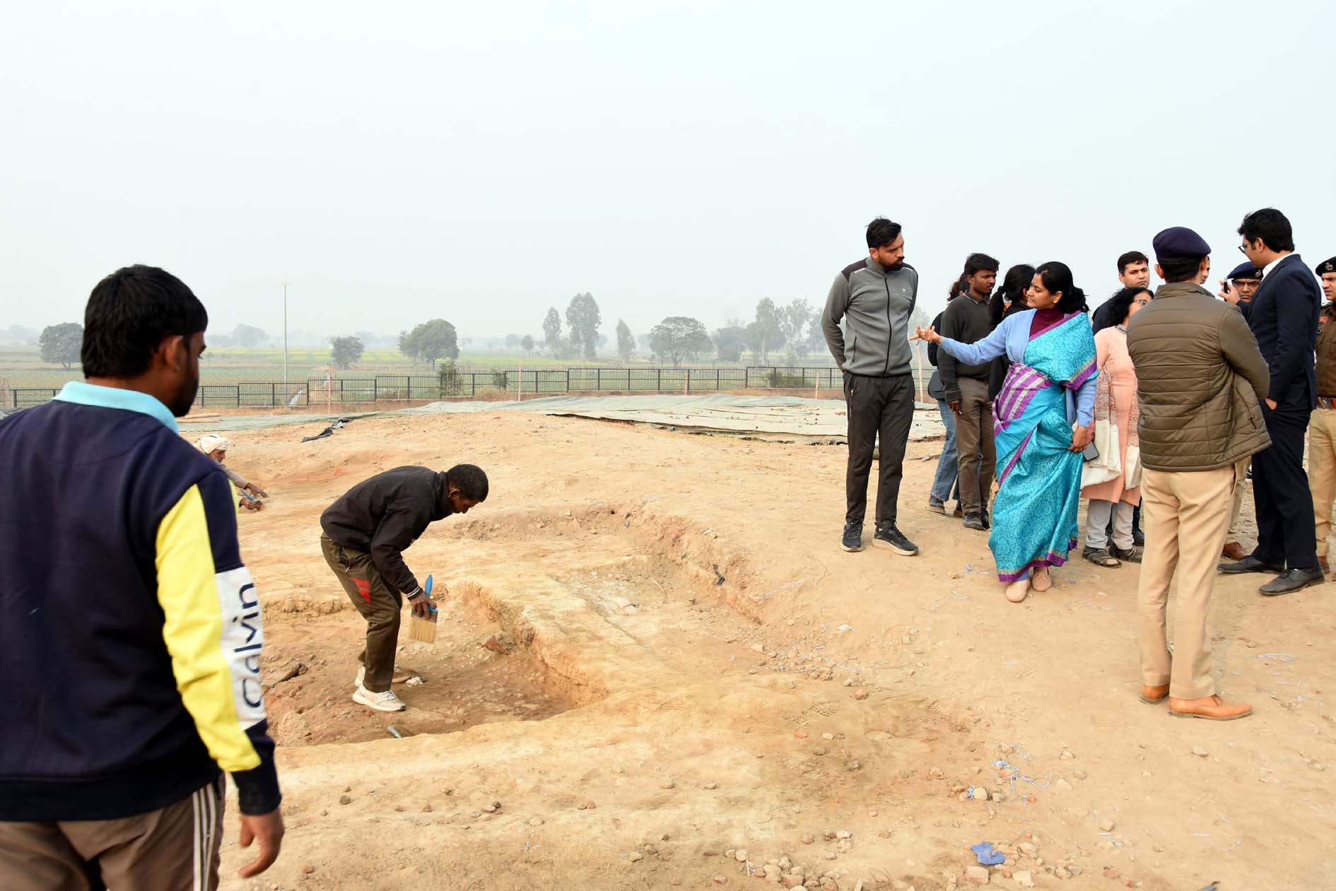 राखी गढ़ी में टीलों का दौरा करते हुए अधिकारी। राखी गढ़ी में टीलों का दौरा करते हुए अधिकारी।