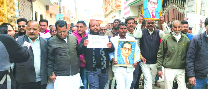 प्रदर्शन करते कांग्रेसी प्रदर्शन करते कांग्रेसी