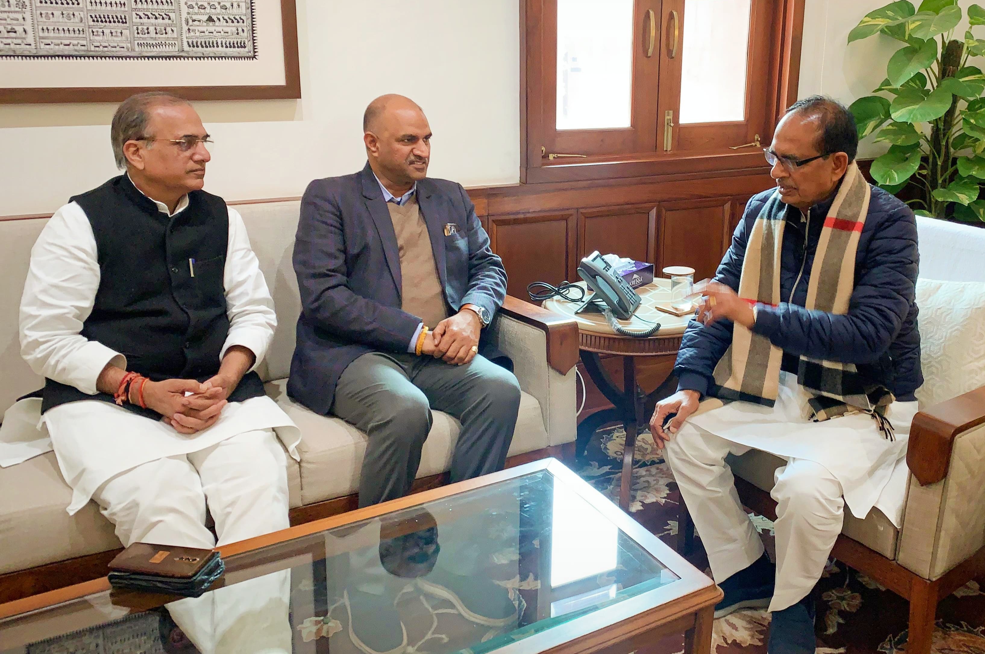 केंद्रीय कृषि मंत्री शिवराज सिंह चौहान से भेंट करते चित्तौड़गढ़ सांसद सीपी जोशी। केंद्रीय कृषि मंत्री शिवराज सिंह चौहान से भेंट करते चित्तौड़गढ़ सांसद सीपी जोशी।