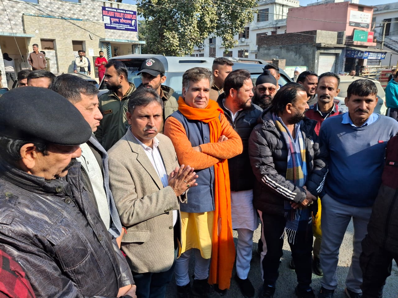रविंद्र रैना ने कठुआ में घर में आग लगने से मारे गए लोगों के प्रति जताया दुख रविंद्र रैना ने कठुआ में घर में आग लगने से मारे गए लोगों के प्रति जताया दुख