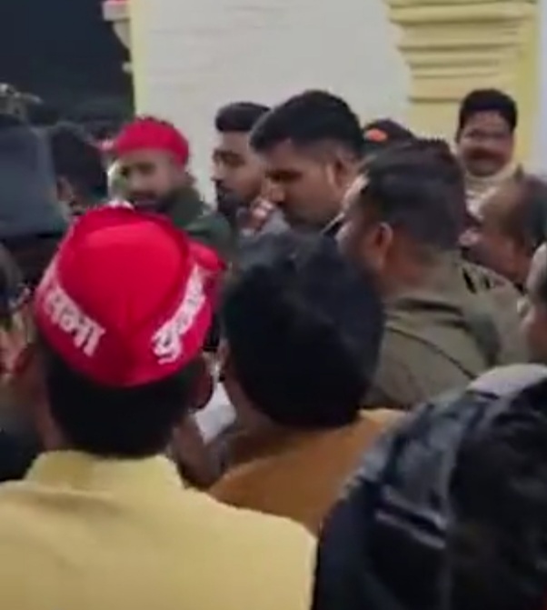 प्रदेश अध्यक्ष के सामने आपस में भिड़ते सपा पदाधिकारी प्रदेश अध्यक्ष के सामने आपस में भिड़ते सपा पदाधिकारी