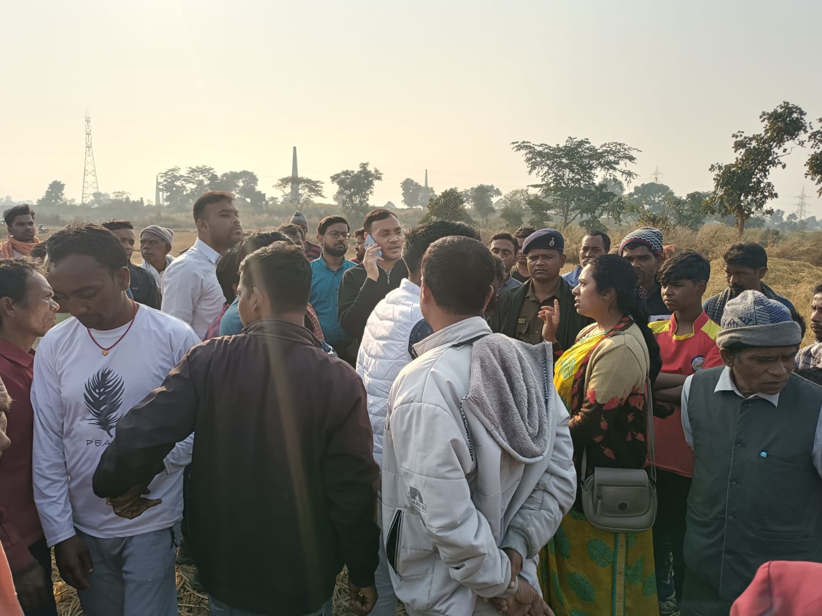 प्रशासन का विरोध करते ग्रामीण प्रशासन का विरोध करते ग्रामीण