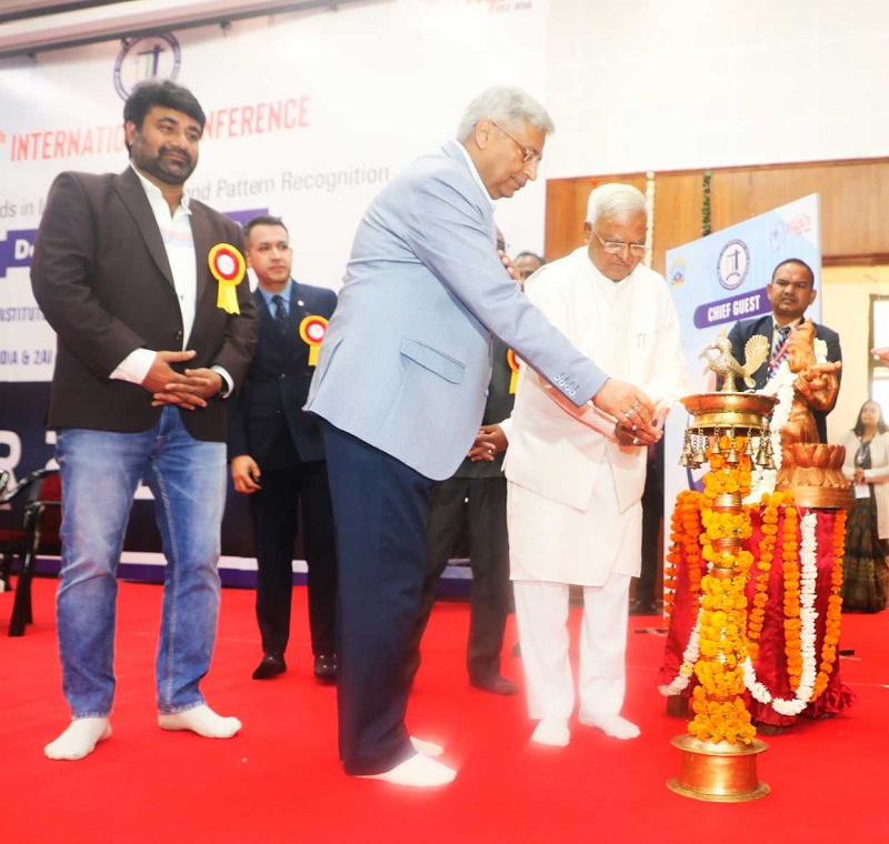 सम्मेलन का शुभारंभ करते हुए राज्यपाल मंगुभाई पटेल सम्मेलन का शुभारंभ करते हुए राज्यपाल मंगुभाई पटेल