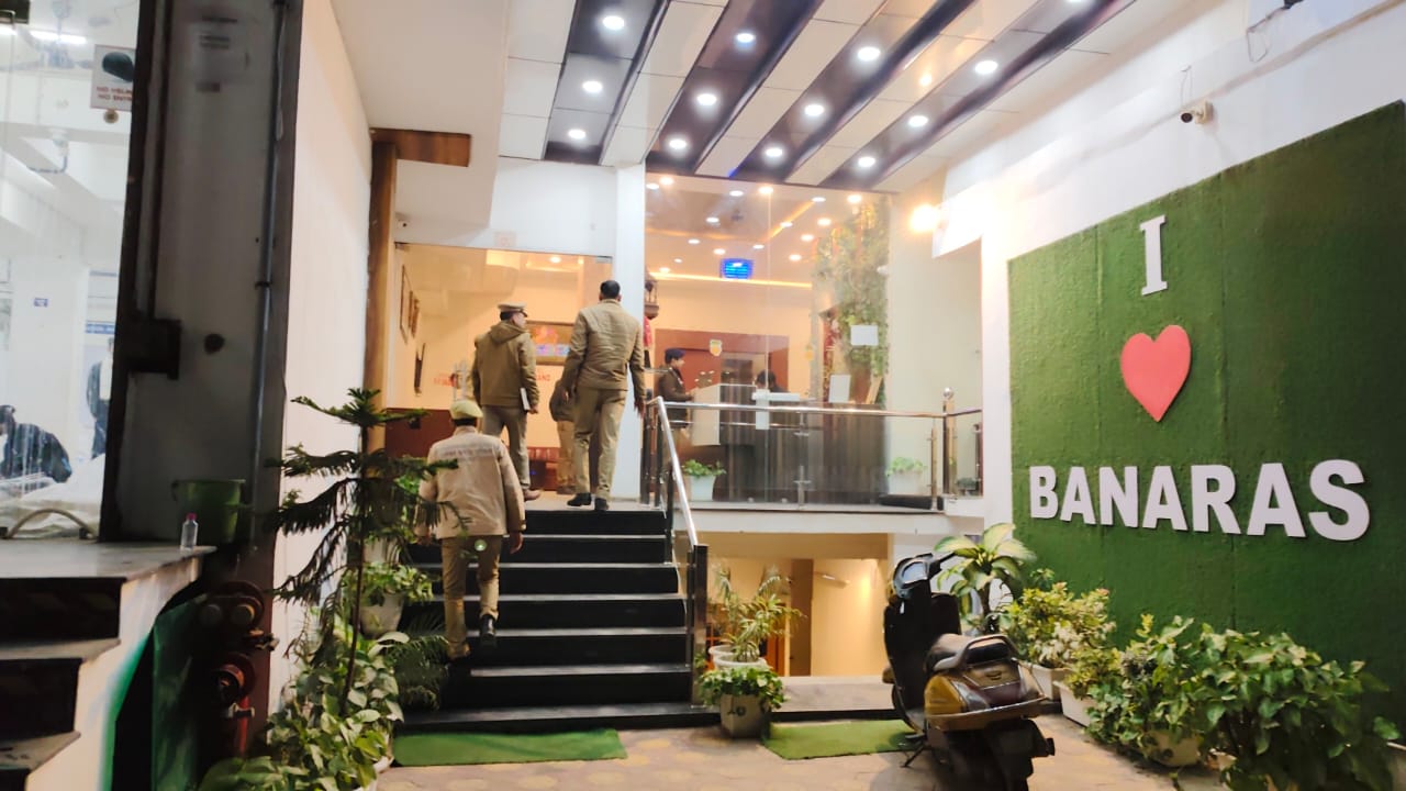 मौके पर छानबीन करते पुलिस अफसर: फोटो बच्चा गुप्ता मौके पर छानबीन करते पुलिस अफसर: फोटो बच्चा गुप्ता