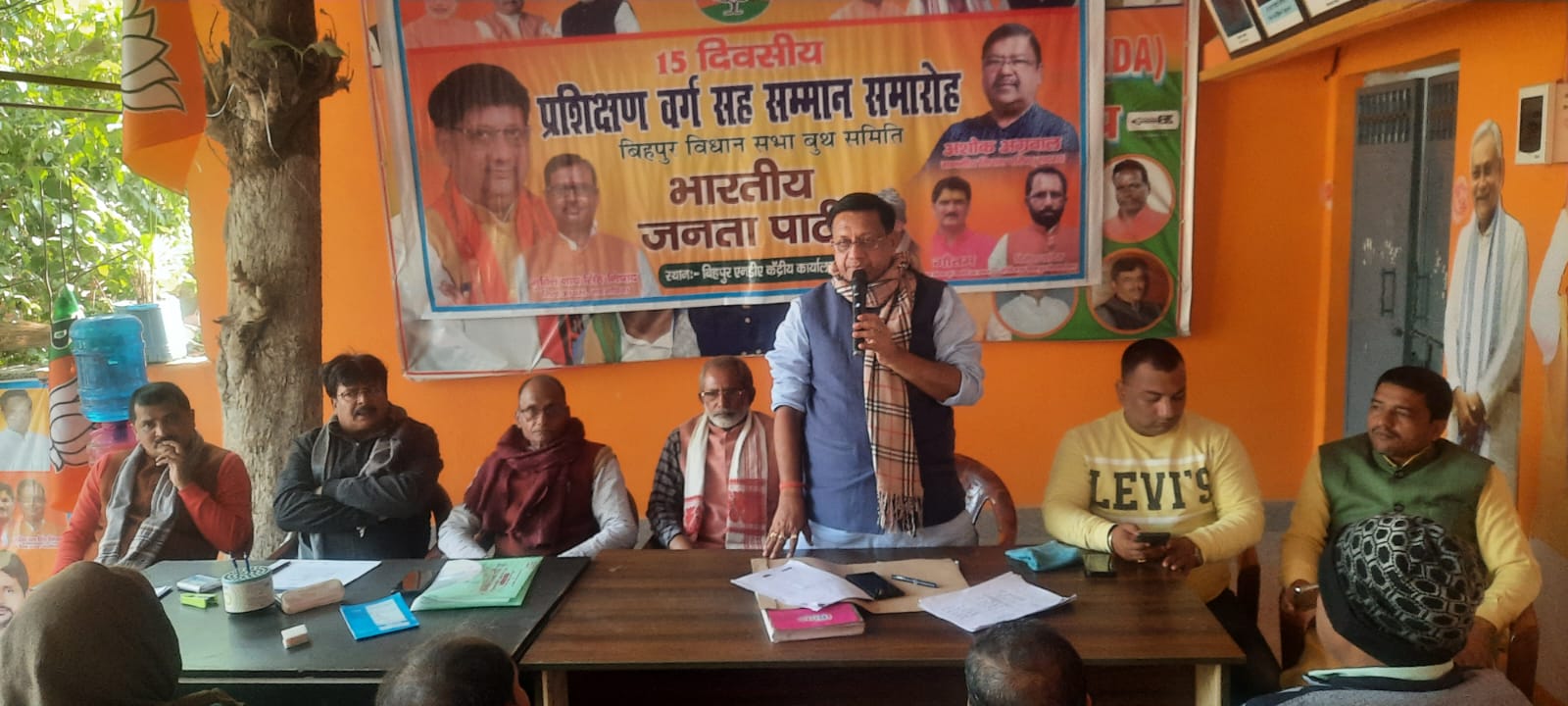 संबोधित करते विधायक